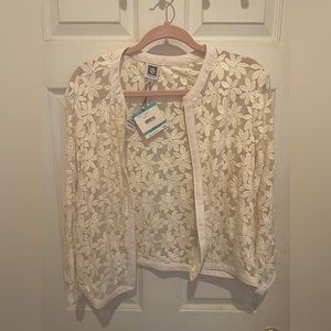 Beautiful cream lace Anne Klein shrug, NWT, smoke free home